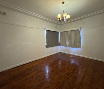 Three bedroom house in a perfect location for lease now! - Photo 6