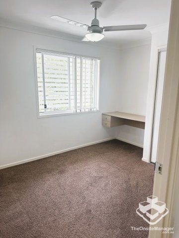 Spacious three bedroom townhouse - Photo 4