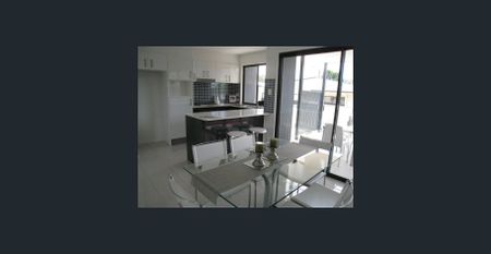 Spacious townhouse in convenient location - Photo 2