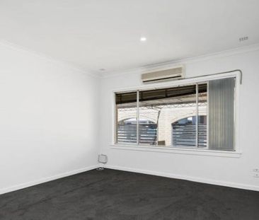 COUPLES ARE WELCOME. Large Rooms. Walk to Curtin Uni and Amenities - Photo 4