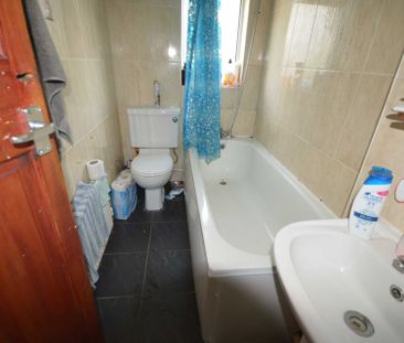 Grantham Garden, Marks Gate - Photo 2