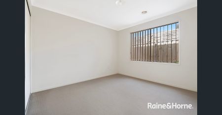 4 Bedroom House in Cranbourne East! - Photo 3