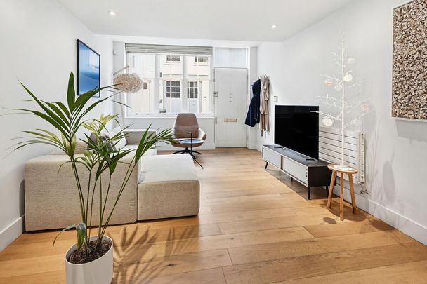 Discover this charming and spacious mews house, now available for rent in South Kensington SW7. - Photo 1