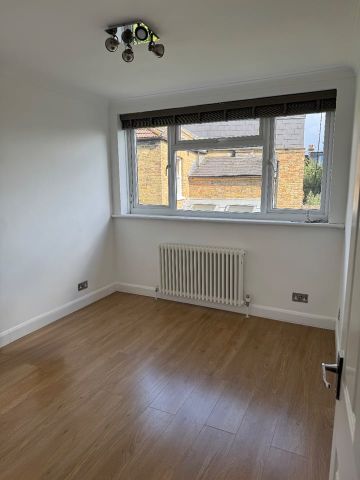 4 Bed Terraced House, Highworth Road, N11 - Photo 2