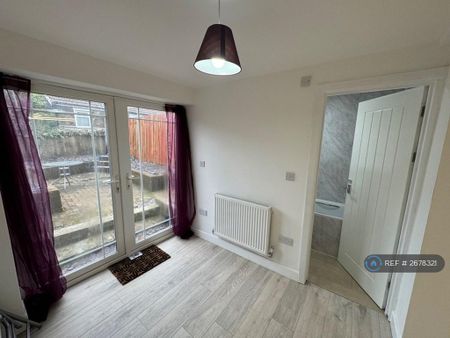 4 bedroom semi-detached house to rent - Photo 3