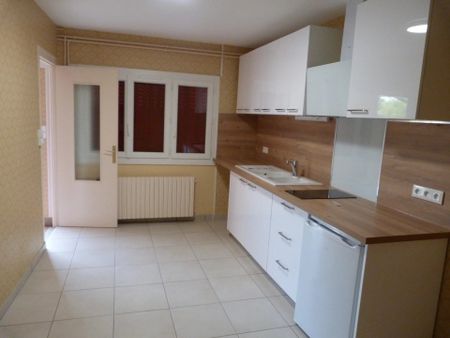 Location Maison de ville 2 pièces 40 m2 à Mehun-sur-Yèvre - Photo 2