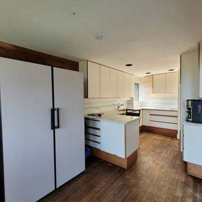 NextGen PM | Spacious 3-Bedroom Upper Suite in a Kitsilano House! - Photo 3