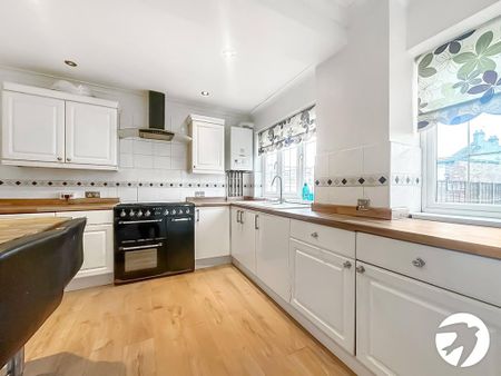 4 bedroom semi-detached house to rent - Photo 5