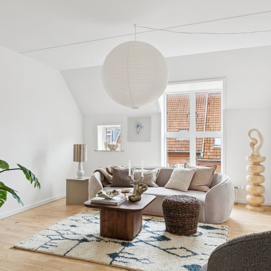 Flot lejlighed med dejlig altan - Photo 1
