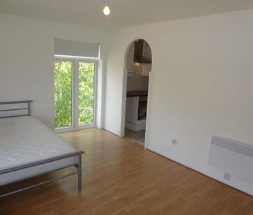 Studio to rent - Photo 2