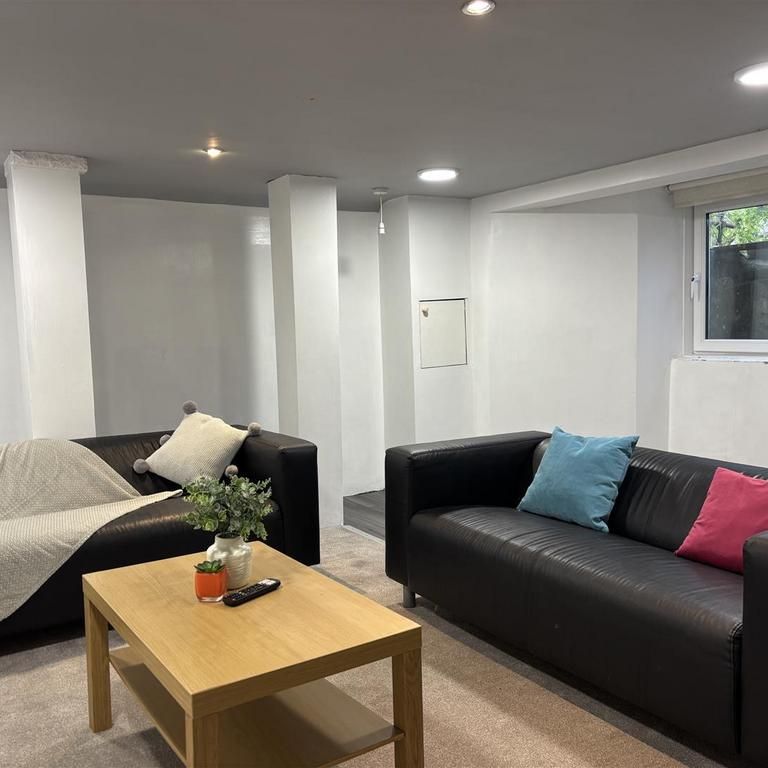 7 bedroom private hall to rent - Photo 1