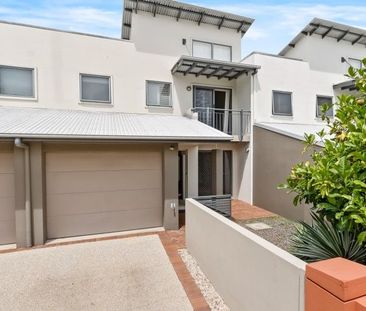 *Water Included* Beautiful 3 Bedroom Townhouse in New Farm - Photo 1