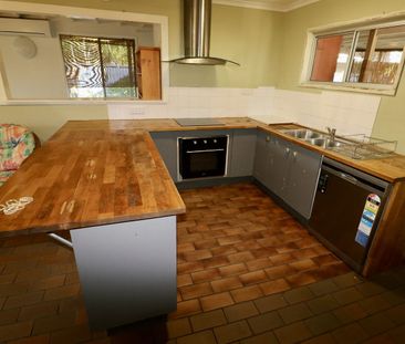 FIVE Bedroom Home with Private Gardens & Multiple Living Areas - Photo 4