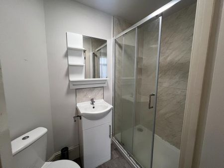 1 bedroom in a house share to rent - Photo 4