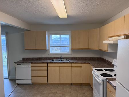 FREE RENT! West Kelowna Pet Friendly 2 bedroom Duplex with Storage - Photo 4