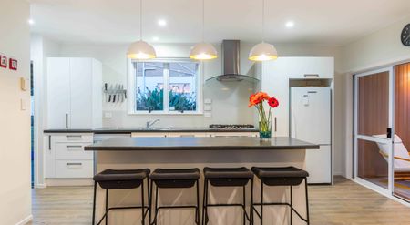 Stunning Mt Wellington Three Bed - Photo 3