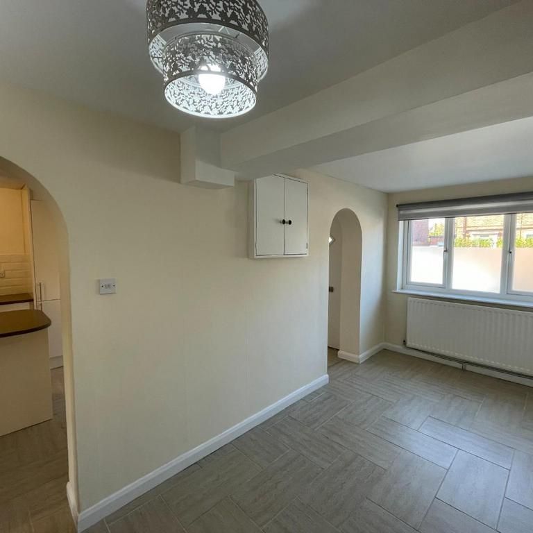 4 bedroom semi-detached house to rent - Photo 1