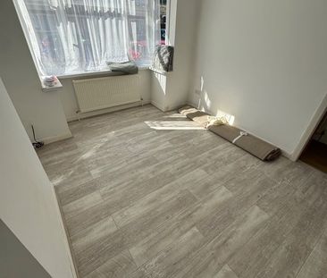 2 Bed Maisonette, Rothesay Avenue, SW20 - Photo 2