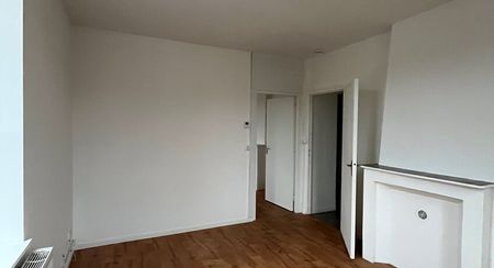 T4 situé au 2ème étage, superficie de 80m² comprenant : 2 chambres fermées, salon et séjour, cuisine fermée, salle de bain avec baignoire, wc séparé , placards de rangement - Photo 2