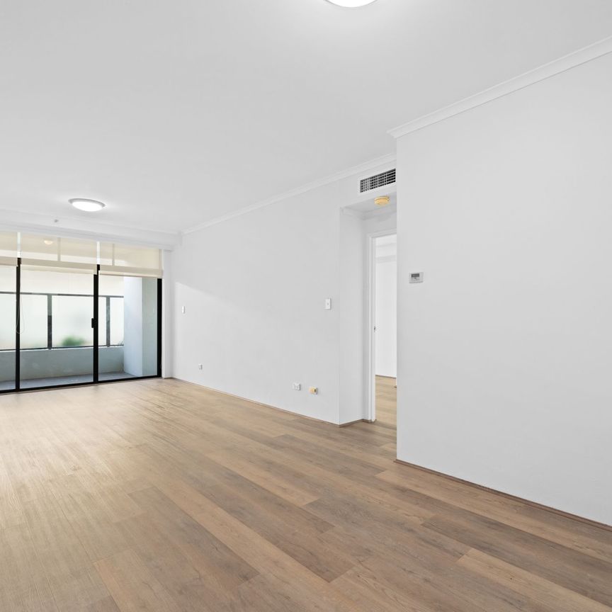 Huge Renovated 2 Double Bedroom Apartment with 2 Terraces and Parking - Photo 1