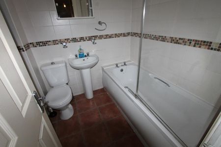 4 bedroom flat to rent - Photo 3