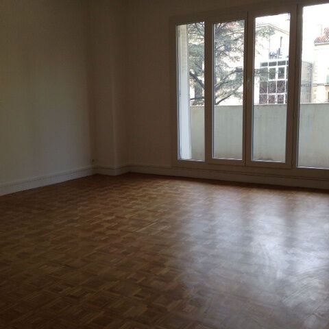 Appartement 3 pièces 69m2 MARSEILLE 8EME 996 euros - Photo 1