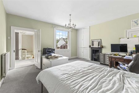 A four bedroom Georgian-style detached farmhouse set within the historic village of Preston on Stour. - Photo 5
