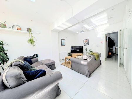 4 bedroom terraced house to rent - Photo 3