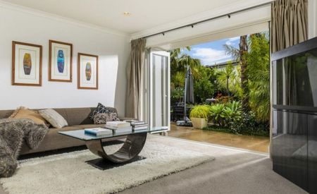 Greenhithe, 2 Oscar Road - Photo 3