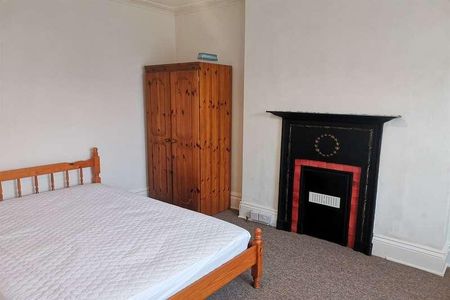 Bedroom Detached House In Winton, BH9 - Photo 4