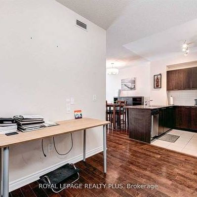 Burnhamthorpe/Confederation Gorgeous 1Bdrm +Den 2Full Washrooms - Photo 3