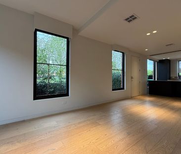 Stylish 3-Bedroom Townhouse in Prime Northcote Location - Photo 2