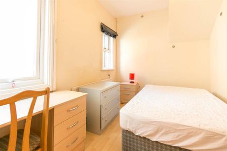 3 bedroom flat to rent - Photo 2