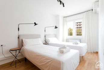 Spacious 4 Bedroom Apartment with Balcony in Eixample