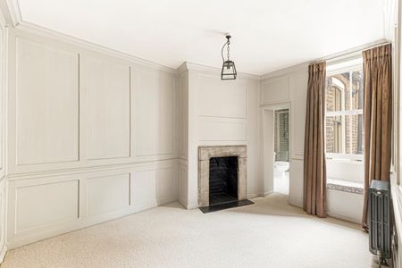 Refurbished townhouse with private terraced garden for rent in Soho - Photo 5