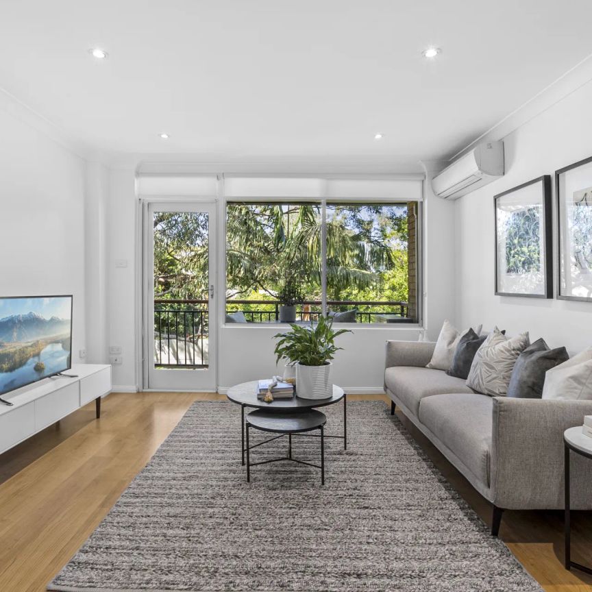 Sunny spacious apartment in leafy locale - Photo 1