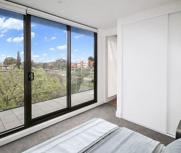 Urban Oasis Awaits: Stylish INDIGO Apartment in the Heart of Ripponlea - Photo 2