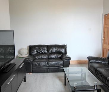 3 bedroom flat to rent - Photo 2