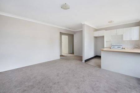 Well positioned renovated 2 bedroom apartment - Photo 2