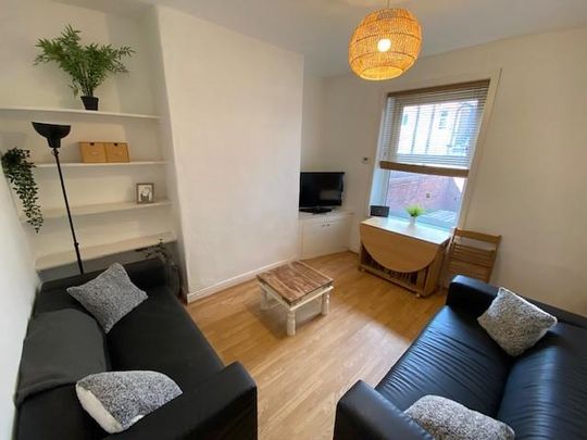 5 bedroom private hall to rent - Photo 1