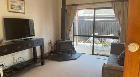 Gorgeous Renovated Fully Furnished Character Villa in Prime Location! - Photo 3