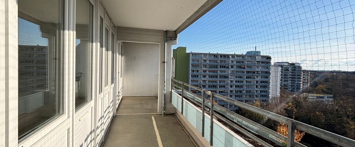 Wohnen im 12. Stock - NUR MIT PASSENDEM WOHNBERECHTIGUNGSSCHEIN FÜR 3 PERSONEN - Foto 1