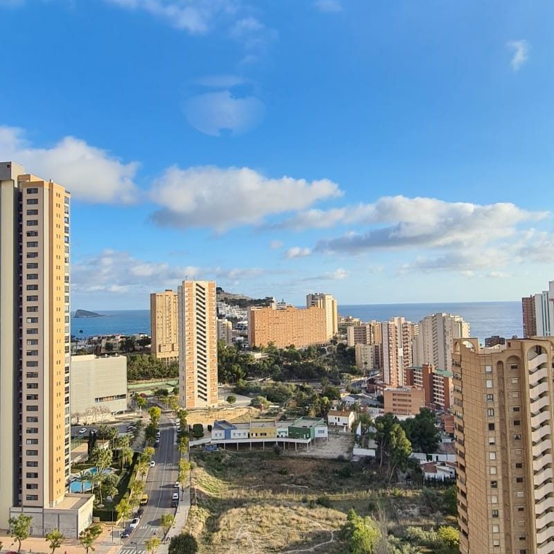 Se alquila Ático de lujo con vistas al mar, amplia terraza y muebles de alta calidad en Benidorm - Photo 1