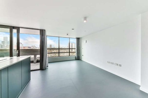 The rental price is based on a 12 month contract with one month free rent applied as credit in the 2nd month of your tenancy. The price without any offer is £2,740.00 PCM. - Photo 1