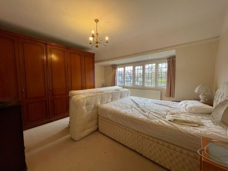 3 bedroom flat to rent - Photo 4