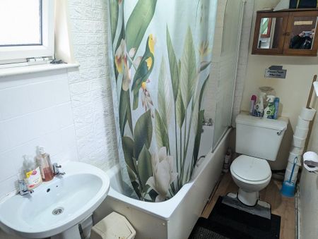 1 bedroom in a house share to rent - Photo 4