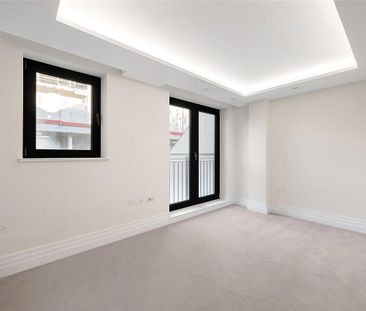 2 bedroom flat in London - Photo 1