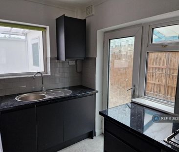 4 bedroom semi-detached house to rent - Photo 6