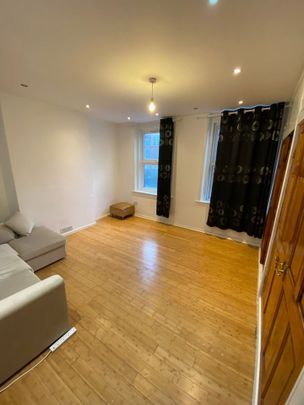 2 Bed Flat, Stoke Newington Road, N16 - Photo 1