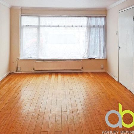 Bryon Gardens, Tilbury, rm18 - Photo 2